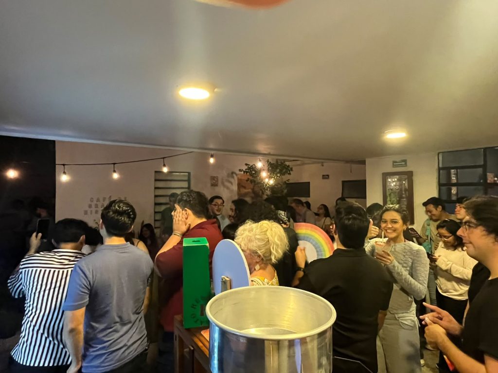 Ambiente lleno durante un evento nocturno en el interior de Relato
